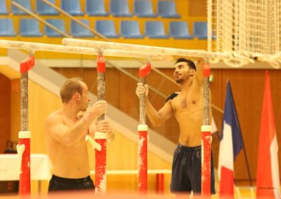 Julien Gobaux et  Ferhat Arican ajustent les barres parallèles - L'Étoile de Monaco